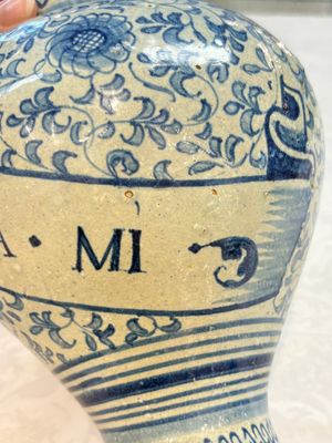 A fine blue and white Antwerp maiolica wet drug jar, 16th C. — photo 14
