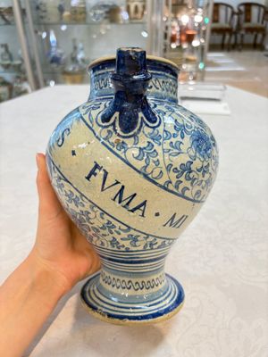 A fine blue and white Antwerp maiolica wet drug jar, 16th C. — photo 2