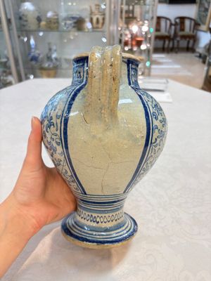 A fine blue and white Antwerp maiolica wet drug jar, 16th C. — photo 4