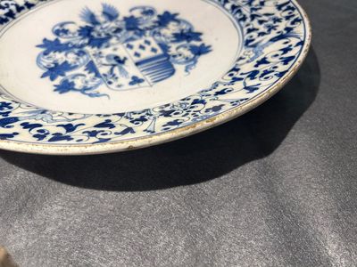 A fine blue and white armorial dish, Verstraeten workshop, Haarlem, ca. 1650-1660 — photo 5