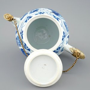 A fine blue and white Chinese teapot and cover with gilt silver mount, Kangxi — 照片 6