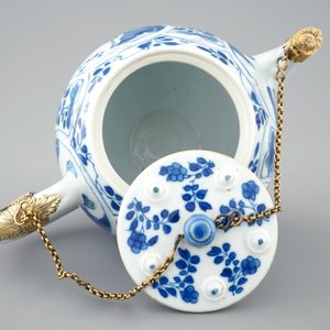 A fine blue and white Chinese teapot and cover with gilt silver mount, Kangxi — 照片 8