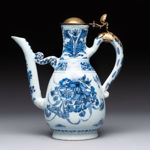 A fine blue and white Dutch Delft chinoiserie jug with brass lid, 17th C. — 照片 1