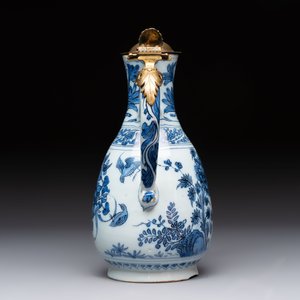 A fine blue and white Dutch Delft chinoiserie jug with brass lid, 17th C. — 照片 2