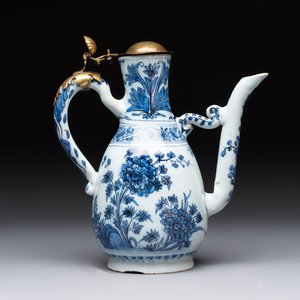 A fine blue and white Dutch Delft chinoiserie jug with brass lid, 17th C. — 照片 3