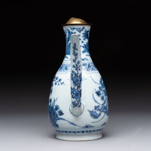 A fine blue and white Dutch Delft chinoiserie jug with brass lid, 17th C. — 照片 4