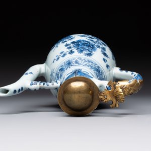 A fine blue and white Dutch Delft chinoiserie jug with brass lid, 17th C. — 照片 5