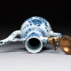 A fine blue and white Dutch Delft chinoiserie jug with brass lid, 17th C. — 照片 6