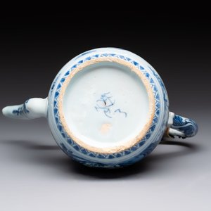 A fine blue and white Dutch Delft chinoiserie jug with brass lid, 17th C. — 照片 7