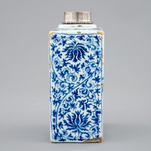 A fine blue and white Dutch Delft chinoiserie tea caddy, Kangxi style, ca. 1700 — photo 3