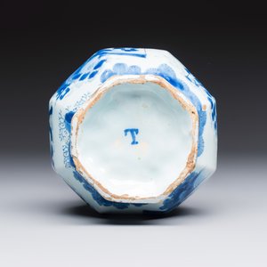 A fine blue and white Dutch Delft chinoiserie vase in Transitional style — photo 6