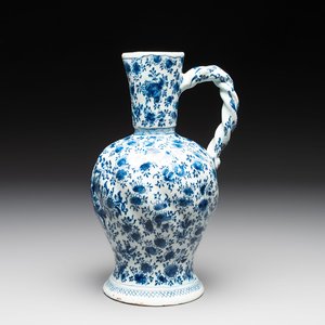 A fine blue and white Dutch Delft ewer with twisted rope handle, ca. 1700 — photo 1