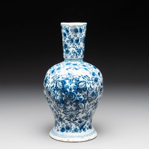 A fine blue and white Dutch Delft ewer with twisted rope handle, ca. 1700 — photo 2