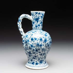 A fine blue and white Dutch Delft ewer with twisted rope handle, ca. 1700 — photo 3