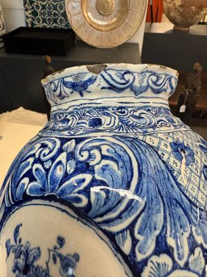 A fine blue and white Dutch Delft five-piece chinoiserie garniture — photo 100