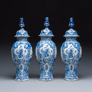 A fine blue and white Dutch Delft five-piece chinoiserie garniture — photo 3