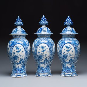 A fine blue and white Dutch Delft five-piece chinoiserie garniture — photo 4