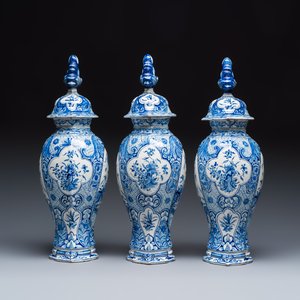 A fine blue and white Dutch Delft five-piece chinoiserie garniture — photo 5