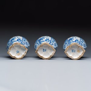 A fine blue and white Dutch Delft five-piece chinoiserie garniture — photo 7