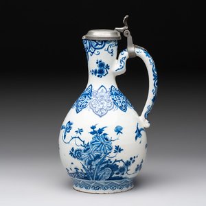 A fine blue and white Dutch Delft jug with pewter cover, early 18th C. — 照片 1