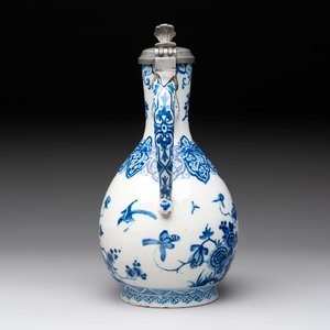 A fine blue and white Dutch Delft jug with pewter cover, early 18th C. — 照片 2