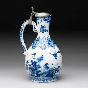 A fine blue and white Dutch Delft jug with pewter cover, early 18th C. — 照片 3