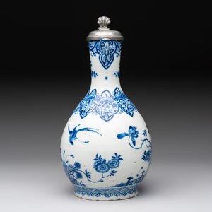 A fine blue and white Dutch Delft jug with pewter cover, early 18th C. — 照片 4