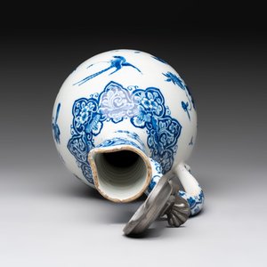 A fine blue and white Dutch Delft jug with pewter cover, early 18th C. — 照片 7