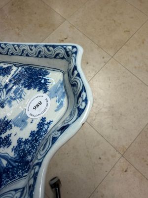 A fine blue and white Dutch Delft leaf-shaped condiment dish with travellers in a landscape — photo 3