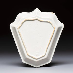 A fine blue and white Dutch Delft leaf-shaped condiment dish with travellers in a landscape — photo 2