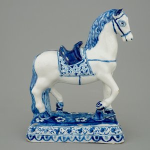 A fine blue and white Dutch Delft model of a horse, 18th C. — 照片 2