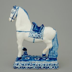 A fine blue and white Dutch Delft model of a horse, 18th C. — 照片 4