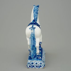 A fine blue and white Dutch Delft model of a horse, 18th C. — 照片 5