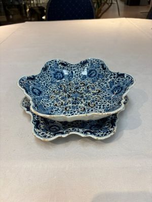 A fine blue and white Dutch Delft strawberry strainer and stand, 18th C. — photo 1