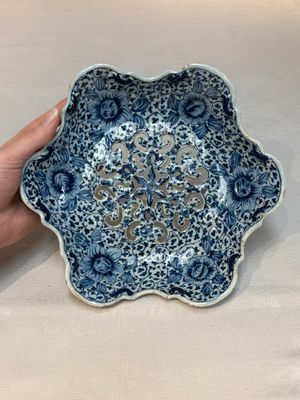 A fine blue and white Dutch Delft strawberry strainer and stand, 18th C. — photo 13