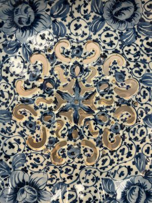 A fine blue and white Dutch Delft strawberry strainer and stand, 18th C. — photo 15