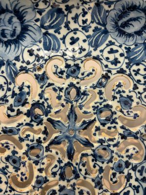 A fine blue and white Dutch Delft strawberry strainer and stand, 18th C. — photo 19