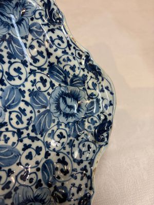 A fine blue and white Dutch Delft strawberry strainer and stand, 18th C. — photo 9