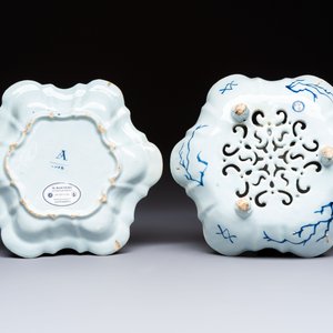 A fine blue and white Dutch Delft strawberry strainer and stand, 18th C. — photo 4