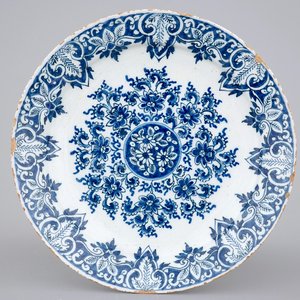 A fine blue and white Dutch Delftware plate, ca. 1700 — 照片 1
