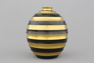 A fine Boch Mettlach Luxembourg Art Deco vase with gilt and black stripes, early 20th C.