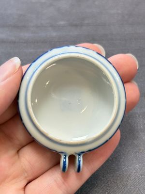 A fine Chinese archaistic blue and white bird feeder with chilong design, Qianlong mark and of the period — 照片 1