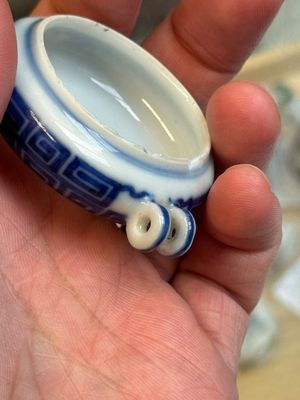 A fine Chinese archaistic blue and white bird feeder with chilong design, Qianlong mark and of the period — 照片 11