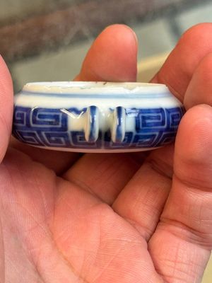 A fine Chinese archaistic blue and white bird feeder with chilong design, Qianlong mark and of the period — 照片 12