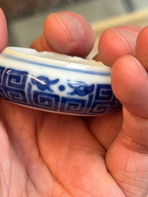A fine Chinese archaistic blue and white bird feeder with chilong design, Qianlong mark and of the period — 照片 13