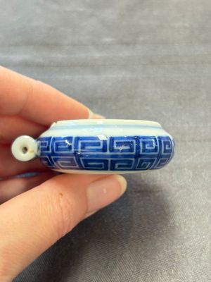 A fine Chinese archaistic blue and white bird feeder with chilong design, Qianlong mark and of the period — 照片 3