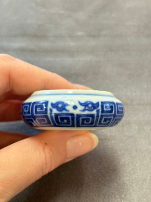 A fine Chinese archaistic blue and white bird feeder with chilong design, Qianlong mark and of the period — 照片 4