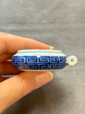 A fine Chinese archaistic blue and white bird feeder with chilong design, Qianlong mark and of the period — 照片 5