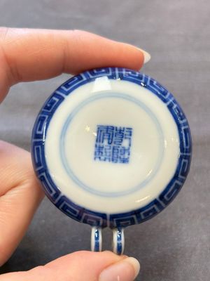 A fine Chinese archaistic blue and white bird feeder with chilong design, Qianlong mark and of the period — 照片 6
