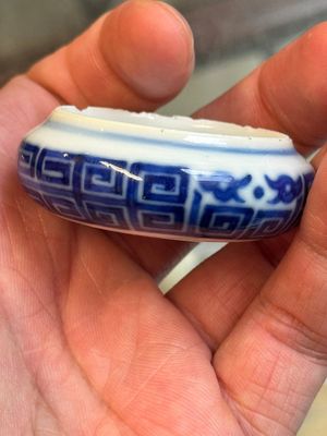 A fine Chinese archaistic blue and white bird feeder with chilong design, Qianlong mark and of the period — 照片 8